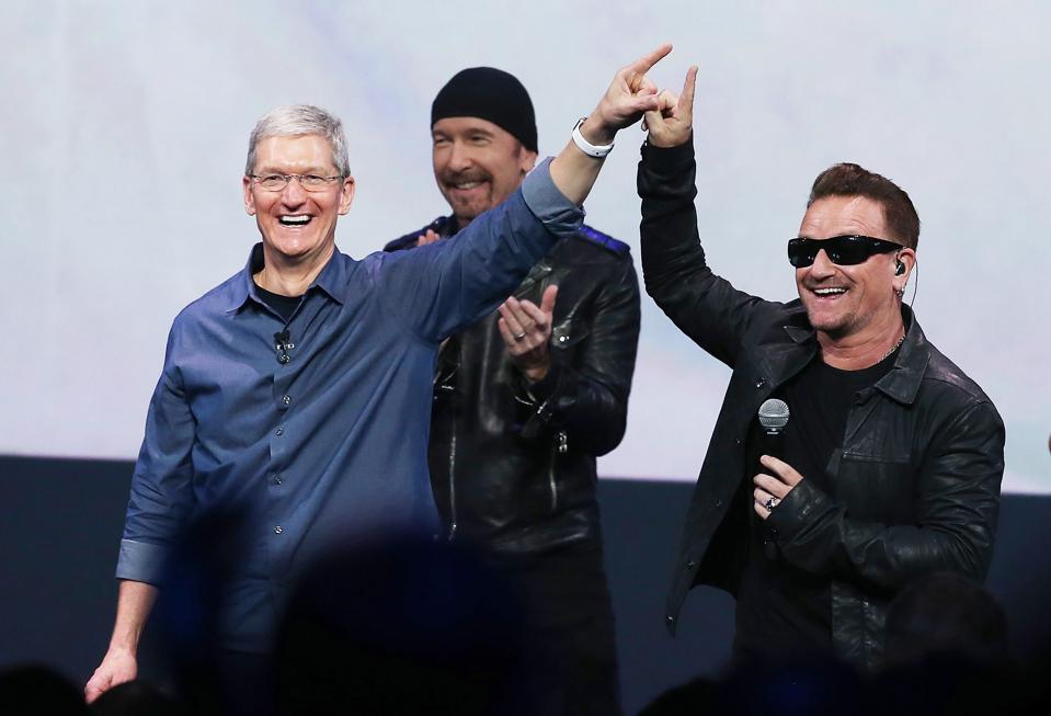 Tim Cook and Bono do not know how to do a high-five